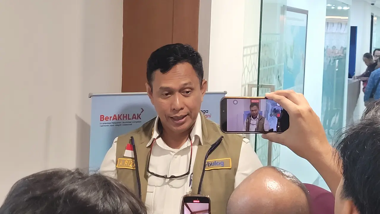 Direktur Utama Perum Bulog Ahmad Rizal Ramdhani usai rapat koordinasi terbatas Koperasi Desa/Kelurahan Merah Putih di Jakarta, Rabu (14/10/2026). (Liputan6.com/Drey)