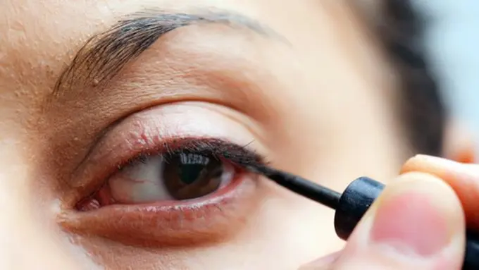 Eyeliner cair susah diaplikasikan/copyright: thinkstockphotos.com