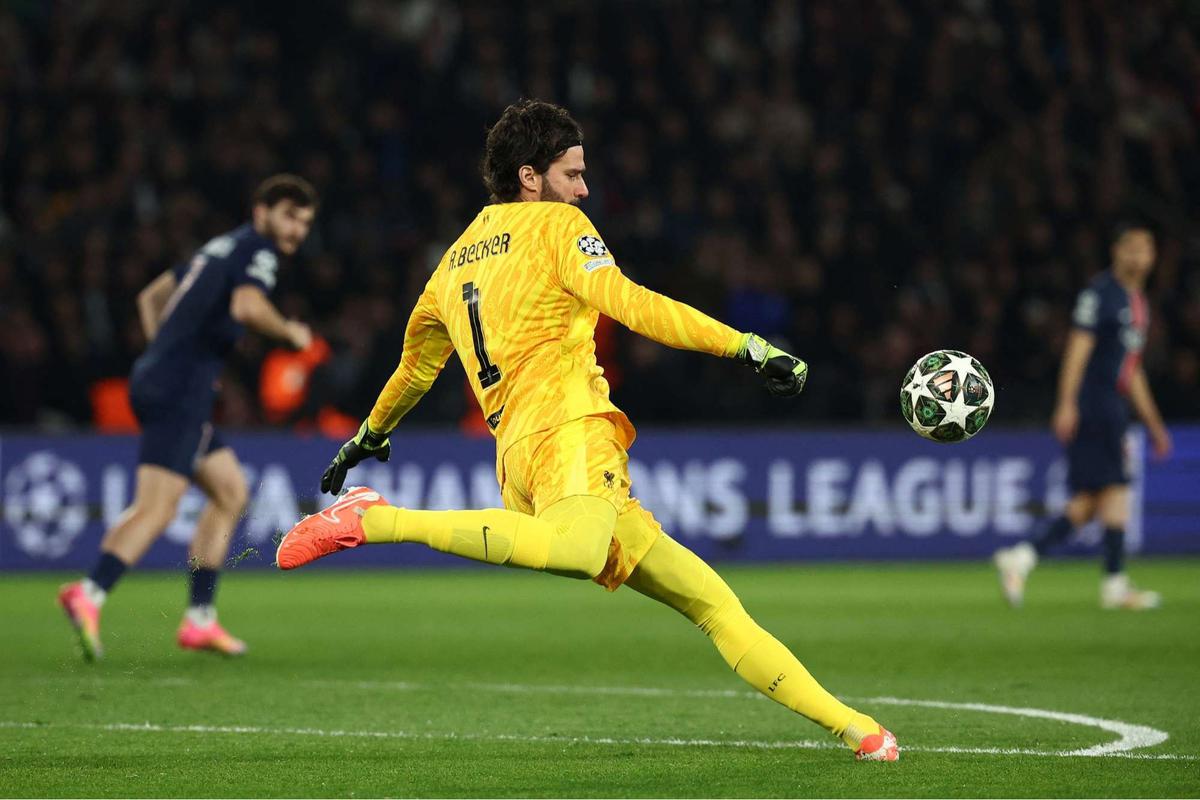 Aksi Alisson Becker tahan gempuran PSG