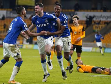 Bek Everton, Michael Keane (kedua dari kiri) melakukan selebrasi usai mencetak gol kedua timnya ke gawang Wolverhampton Wanderers dalam laga lanjutan Liga Inggris 2020/21 di Molineux Stadium, Selasa (12/1/2021). Everton menang 2-1 atas Wolverhampton Wanderers. (AFP/Tim Keeton/Pool)