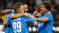 Demetrio Albertini, Antonio Cassano, Andriy Shevcenko, dan Fabio Quagliarella berpelukan selama pertandingan perpisahan Andrea Pirlo, di Stadion Milan San Siro, Italia, (21/5).(AP Photo / Antonio Calanni)