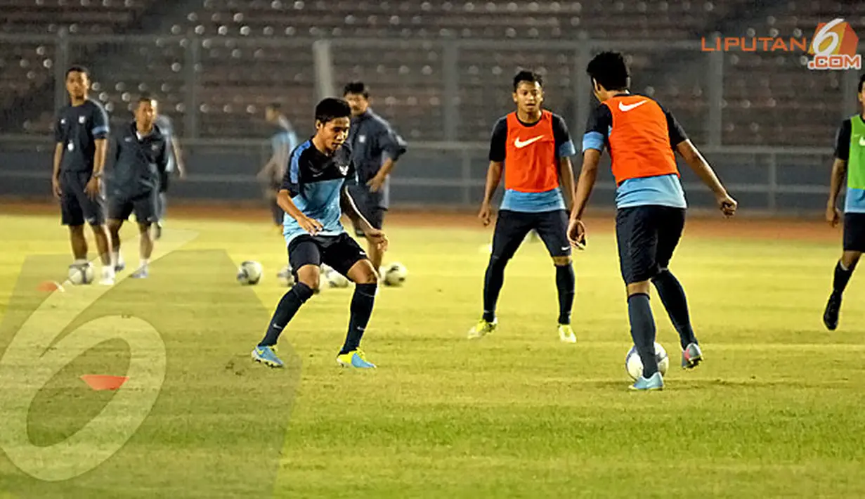 Striker Timnas U19, Evan Dimas (kiri) juga sudah terlihat berlatih bersama di Stadion GBK Jakarta (Liputan6.com/Helmi Fithriansyah)