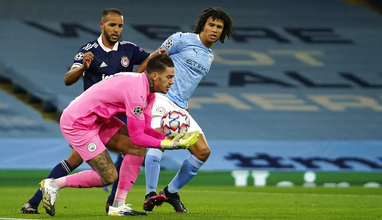 Kiper Manchester City Ederson (depan) melakukan penyelamatan pada pertandingan Grup C Liga Champions di Etihad Stadium di Manchester, Inggris, Selasa (3/11/2020). Manchester City mencukur Olympiacos dengan skor 3-0. (AP Photo/Dave Thompson)