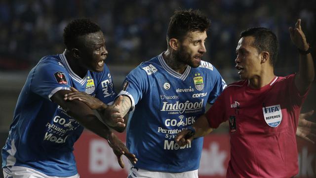 Bek Persib Bandung, Bojan Malisic, melakukan protes ke wasit saat melawan TIRA Persikabo pada laga Piala Presiden 2019. (Bola.com/Yoppy Renato)