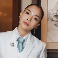 Lihat di sini tampilan semi maskulin Putri Marino di premiere film terbaru. [Foto: IG/@armanfebryan @snap.nuel].