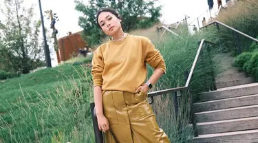 Selama di New York, Ayla Dimitri pun membagikan gaya berpakaiannya di Instagram. Di setiap postingannya, wanita berusia 34 tahun ini pun nampak stylish. (Liputan6.com/IG/ayladimitri)