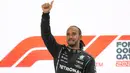 Lewis Hamilton mencatatkan dirinya sebagai pemenang di edisi pertama balapan F1 GP Qatar yang berlangsung di Sirkuit Losail, Qatar, Minggu (21/11/2021) malam WIB. Hasil tersebut membuat dirinya hanya terpaut 8 poin dari pimpinan klasemen, Max Verstappen. (AP/Darko Bandic)