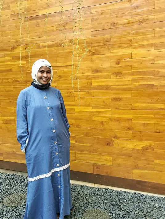 Kali ini Tantri memakai gamis berwarna birunya. Simple dan nggak berlebihan, namun Tantri tetap cantik memesona. (Instagram/tantrisyalindri)