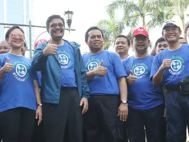 Gubernur DKI Jakarta Djarot Saiful Hidayat meresmikan program #TrotoarKita di area car free day Bundaran HI, Jakarta, Minggu (8/10). Program #TrotoarKita dilakukan Pemprov DKI dalam rangka mengembalikan hak pejalan kaki. (Liputan6.com/Angga Yuniar)