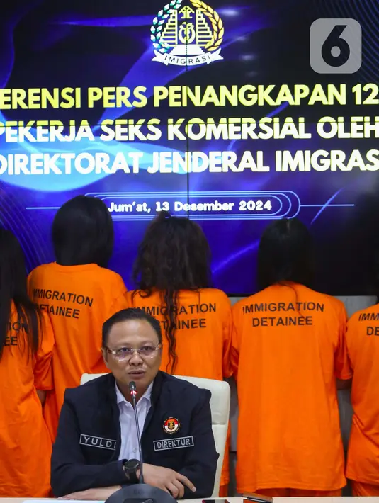 Dirwasdakim Yuldi Yusman juga menyampaikan bahwa pihaknya masih terus bekerja untuk menemukan siapa di balik kedatangan 12 WNA tersebut dan mempekerjakan mereka sebagai PSK. (Liputan6.com/Angga Yuniar)
