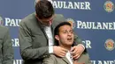 Robert Lewandowski pun menggoda Thiago Alcantara. (AFP Photo/Christof Stache)