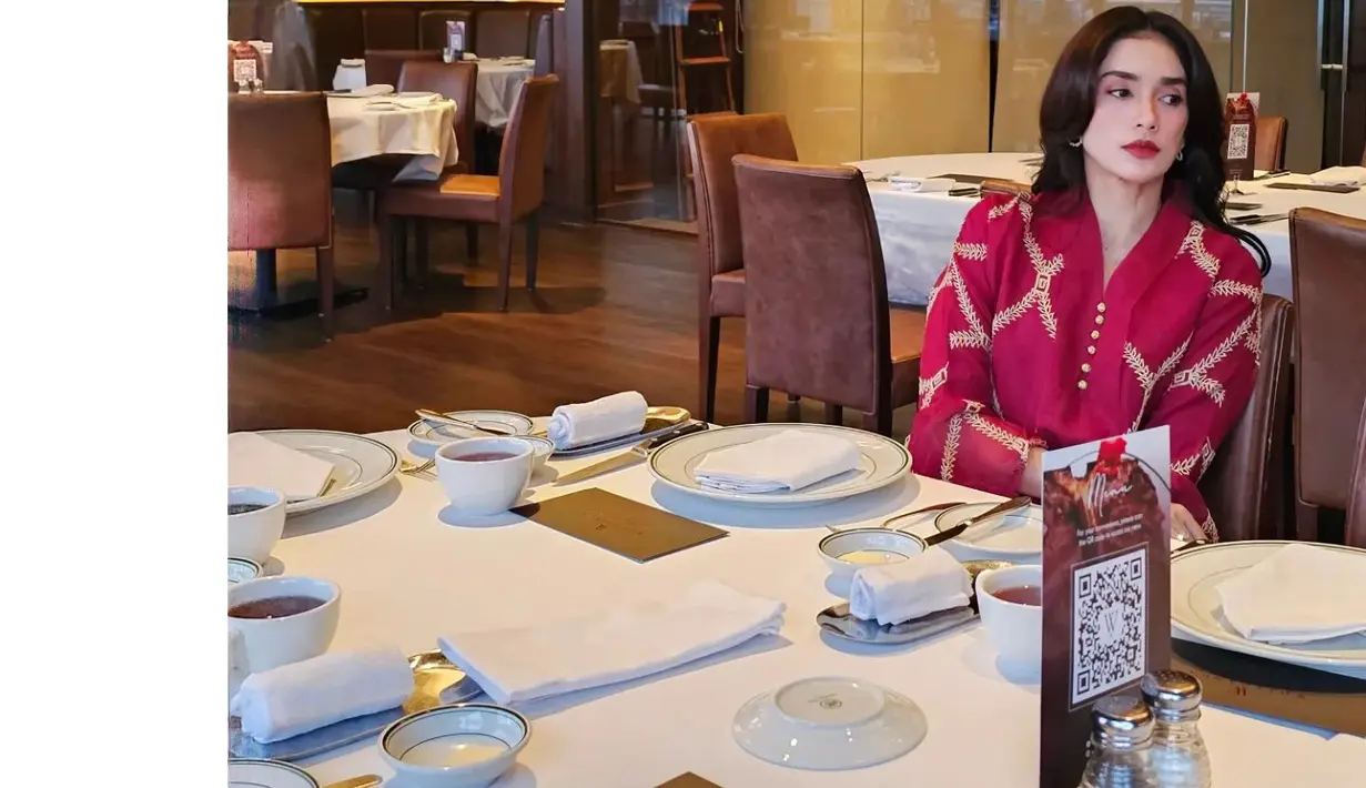 Dan Ussy sendiri mengenakan tunik warna merah dengan motif gold yang mewah. [Foto: @ussypratama]