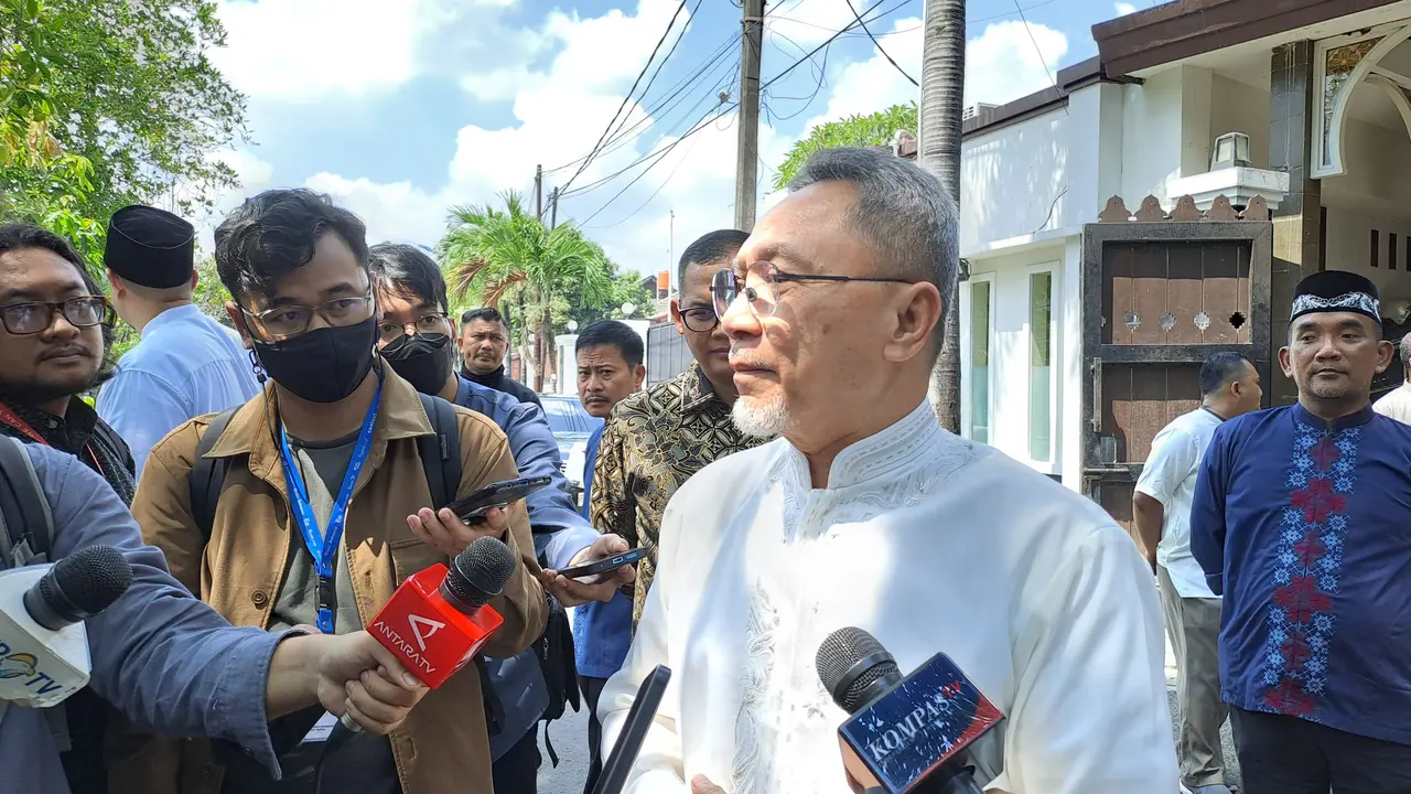 Menteri Perdagangan, Zulkifli Hasan (Zulhas) saat mengadakan open house di rumahnya, Cipinang Muara, Jakarta Timur, Sabtu (22/4/2023). Mendag mengatakan bahwa stok bahan pangan aman hingga masa lebaran 2023. (Siti Ayu Rachma/Merdeka.com)
