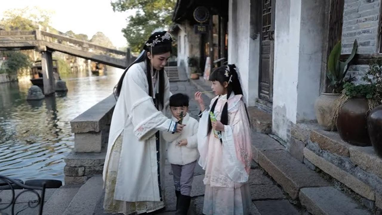 7 Potret Chelsea Olivia dan Anak Tampil Anak Kenakan Baju Khas China, Bikin Pangling Tampil Cantik Semua