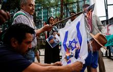 FOTO: Kecam Serangan Israel ke Rafah, Warga Pro-Palestina di Meksiko Bakar Bendera Amerika dan Israel