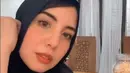 Tya Ariestya mengenakan kerudung hitam dan memakai sebuah filter dalam aplikasi TikTok yang membuatnya dibilang mirip perempuan Palestina. (Instagram/tya_ariestya)