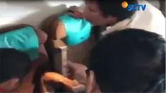 Dalam video itu, para dokter nampak berjibaku menyelamatkan perempuan pingsan yang dibantu awak Garuda yang ikut menyediakan perlengkapan.