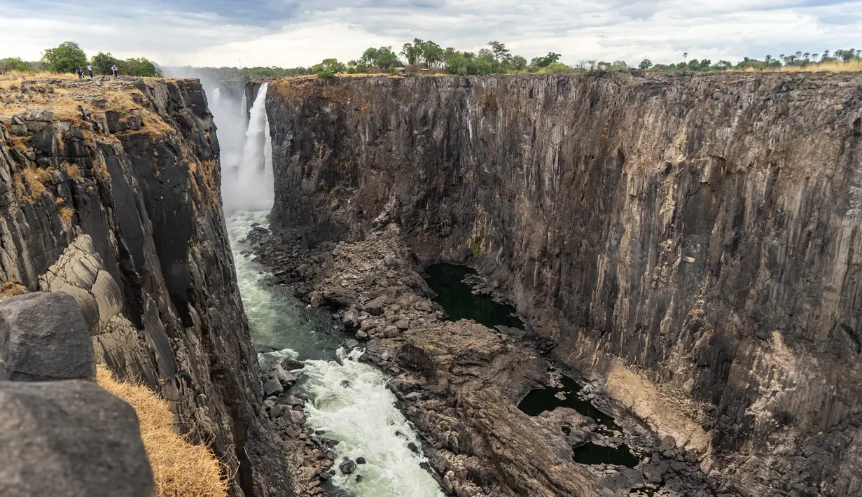 Sebuah foto Air Terjun Victoria, sebuah situs warisan dunia UNESCO berukuran tinggi 108 meter dan lebar hampir 2 km telah mencatat tingkat terendah akibat kekeringan parah di Air Terjun Victoria, di Zimbabwe (13/11/2019). (AFP/Zinyange Auntony)