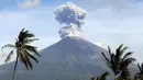 Asap bercampur abu vulkanis keluar dari kawah Gunung Agung terlihat dari Karangasem, Bali, Selasa (3/7). Kolom abu teramati berwarna putih hingga kelabu dengan intensitas tebal condong ke arah barat. (AP Photo/Firdia Lisnawati)