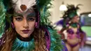 Seorang penari dari The London School of Samba berpose dalam parade karnaval Notting Hill, London, Inggris (31/8/2015). Karnaval Notting Hill ini diadakan untuk merayakan budaya Karibia yang sudah dikenal sejak 1960-an. (AFP PHOTO/LEON Neal)