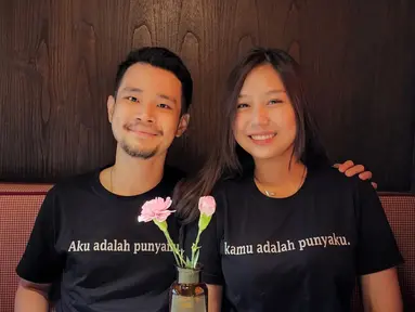 Keduanya mengenakan kaos pasangan bertuliskan, "Kamu adalah punyaku" dan "Aku adalah Punyamu". (Foto: Instagram/ jessnolimit)