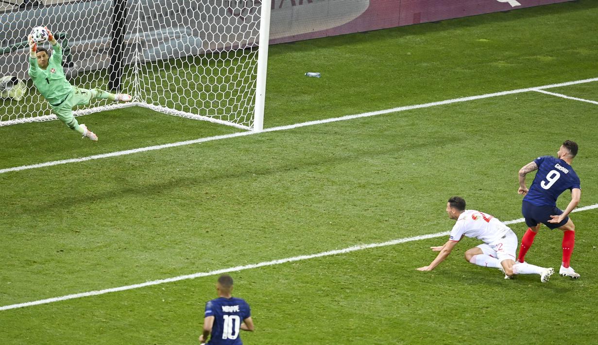 Sejak direkrut Gladbach pada 2014 hingga kini, Yann Sommer selalu menjadi pilihan utama di bawah mistar gawang. Ia masuk dalam Bundesliga Team of the Season 2019/20. (Daniel Mihailescu/Pool Photo via AP)