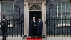 Presiden Republik Indonesia, Prabowo Subianto (kiri) berjabat tangan dengan Perdana Menteri Inggris Keir Starmer di depan 10 Downing Street, di pusat kota London, pada 21 November 2024. (Foto: No10 Downing Street/Kantor PM Inggris)