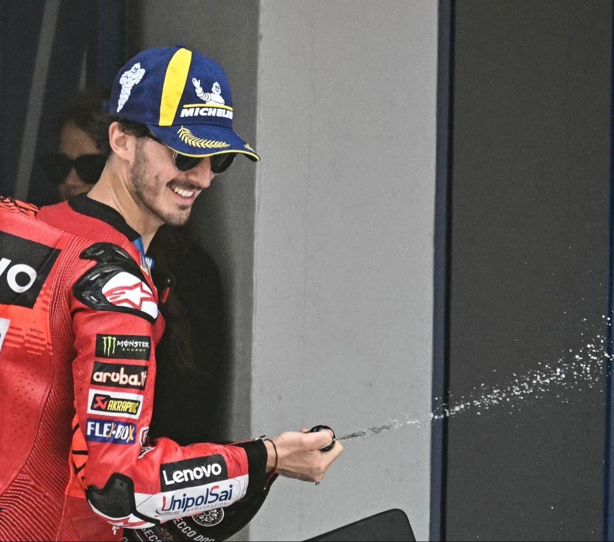 Namun sayang, Jorge Martin yang saat itu berada di posisi terdepan melakukan kesalahan dan terjatuh di lap 11 sehingga membuat Bagnaia memimpin balapan hingga finis. Foto: JORGE GUERRERO / AFP
