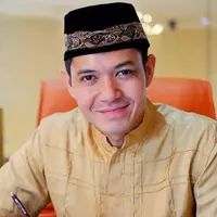 Suami Alyssa Soebandono itu menjadi guru ngaji di kampung. Ia lantas kecantol cewek hedonis yang diperankan oleh Citra Kirana. Singkat cerita ia menjadi suami infal Citra yang berperan sebagai Moudy. (Isntagram/dude2harlino)