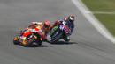 Marc Marquez dan Jorge Lorenzo bersaing ketat pada dua lap terakhir jelang finis MotoGP Italia di Sirkuit Mugello, Minggu (22/5/2016). (Bola.com/Twitter/Crashnet)