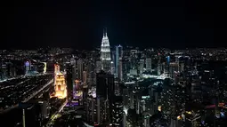 Gambar pada 14 Februari 2019 menunjukkan Menara Kembar Petronas dan cakrawala kota yang terlihat dari dek observasi Menara Kuala Lumpur di ibu kota Malaysia. Dari sini pengunjung bisa mengamati segala penjuru kota Kuala Lumpur. (Mohd RASFAN / AFP)