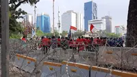 Sejumlan mahasiswa mulai memenuhi Jalan Medan Merdeka Barat, Gambir, Jakarta Pusat. (Liputan6.com/Ady Anugrahadi)