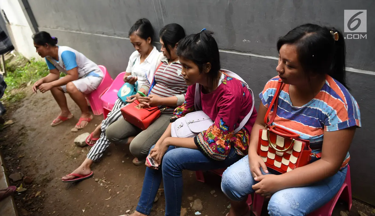 Pembantu pengganti saat Lebaran atau infal menunggu di tempat penyalur tenaga pembantu Bu Gito di kawasan Cipete, Jakarta Selatan, Rabu (6/6). Kebutuhan pembantu infal menjelang Lebaran semakin meningkat. (Liputan6.com/Arya Manggala)