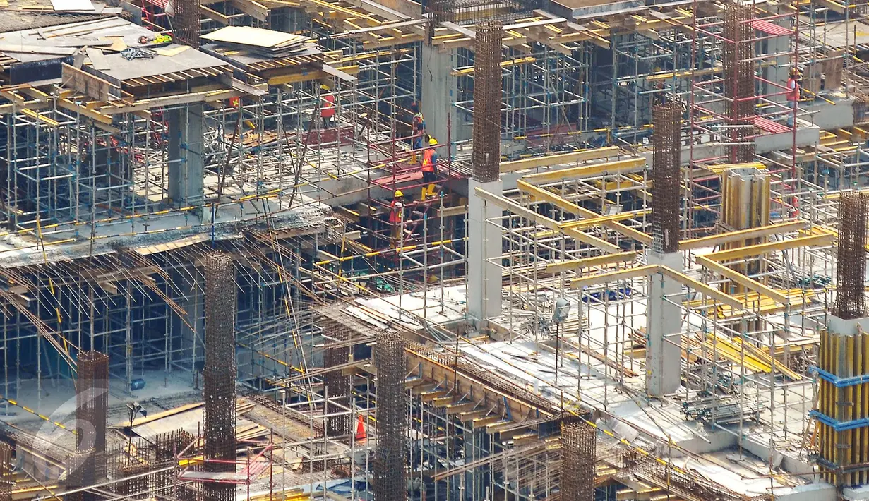 Sebuah gedung yang masih dalam tahap penyelesaian di Jakarta, Senin (27/2). Berdasarkan perkiraan Bank Indonesia (BI) angka Produk Domestik Regional Bruto (PDRB) DKI Jakarta pada tahun 2016 tercatat tumbuh 5,85% secara tahunan. (Liputan6.com/Angga Yuniar)