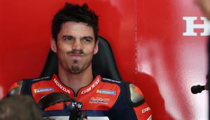 Joan Mir dari Tim Repsol Honda terlihat di pit setelah sesi latihan bebas kedua di Grand Prix MotoGP Catalunya di sirkuit Catalunya di Montmelo, dekat Barcelona, ​​pada 16 Mei 2026. (Lluis GENE/AFP)