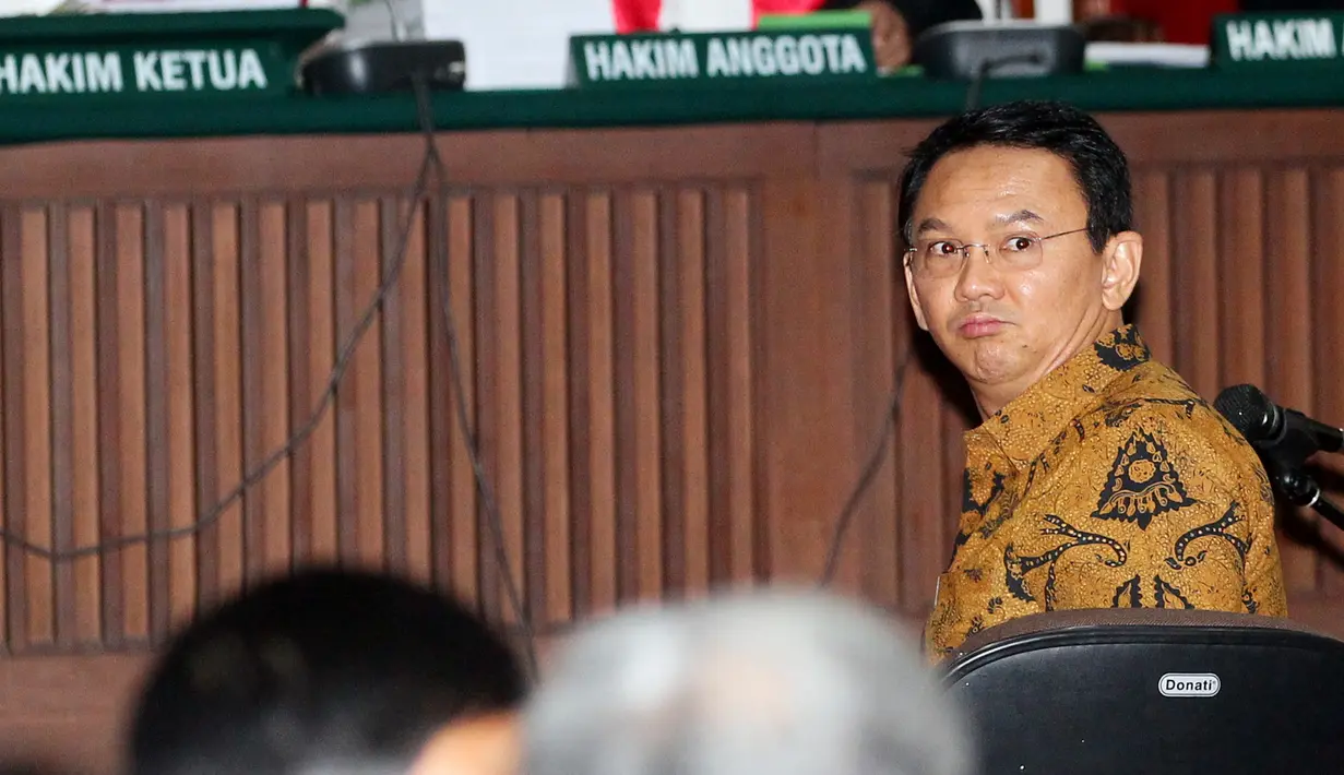 Basuki Tjahaja Purnama (Ahok) bereaksi sesaat sebelum sidang kasus dugaan penistaan agama di Gedung Auditorium Kementerian Pertanian, Jakarta, Selasa (3/1). Enam saksi dihadirkan pihak jaksa pada persidangan kali ini. (Liputan6.com/Irwan Rismawan/Pool)