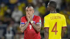 Gelandang Chile, Arturo Vidal saat lanjutan  Kualifikasi Piala Dunia 2022 zona Amerika Selatan melawan Kolombia di Estadio Metropolitano Roberto Meléndez, Jumat (10/9/2021) pagi WIB. Dua gol Miguel Borja memastikan Kolombia menang 3-1 atas Chile.  (AP Photo/Fernando Vergara)