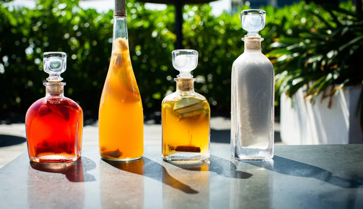 Alila Seminyak menawarkan sentuhan sehat pada teh sore klasik dengan memadukan kombucha buatan rumah dengan canape manis dan gurih yang terinspirasi dari bahan-bahan lokal.