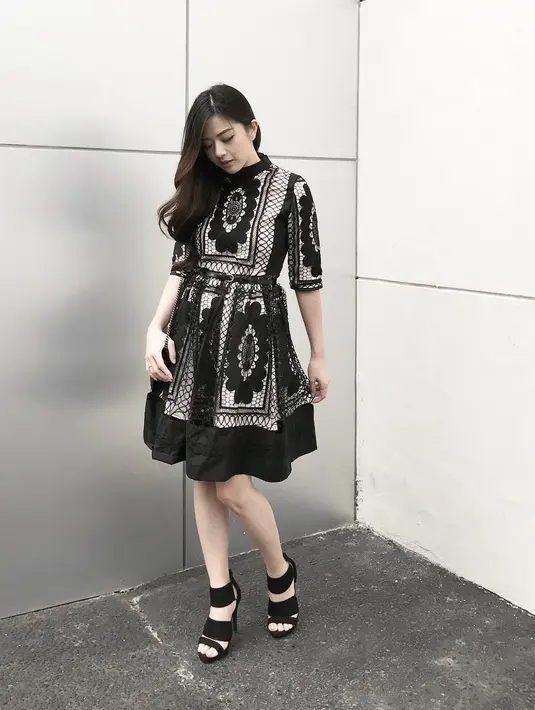 Tak harus merah, dress hitam yang dipakai Franda ini juga cocok dikenakan saat Imlek. Terlebih dengan heels yang dikenakannya juga berwarna hitam. (Instagram/frandaaa87)