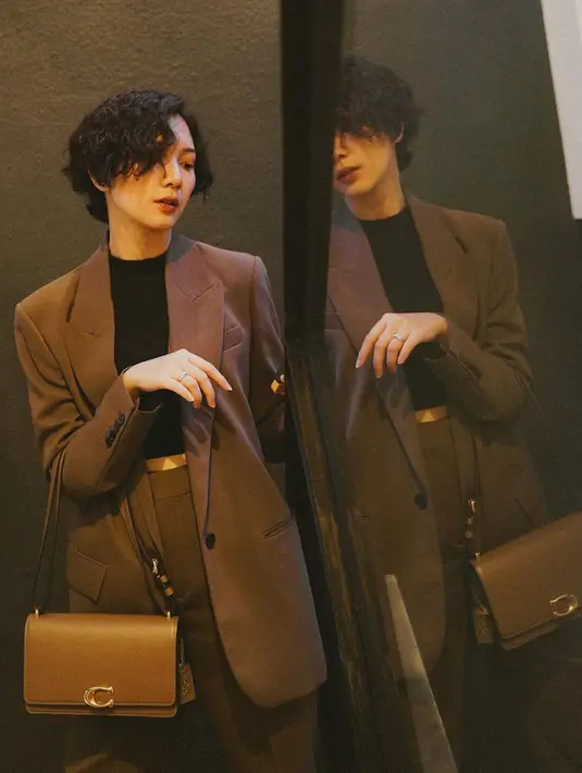 Tampil dengan rambut bondol, Sheila Dara kenakan setelan jas dengan sleeveless crewneck hitam
[instagram/sheiladaisha]