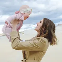 ilustrasi ibu dan bayi/Photo by Wesley Tingey on Unsplash