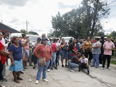 Anggota keluarga menunggu di luar pintu masuk penjara wanita di Tamara, di pinggiran Tegucigalpa, Honduras, Selasa, 20 Juni 2023. (AP Photo/Elmer Martinez)