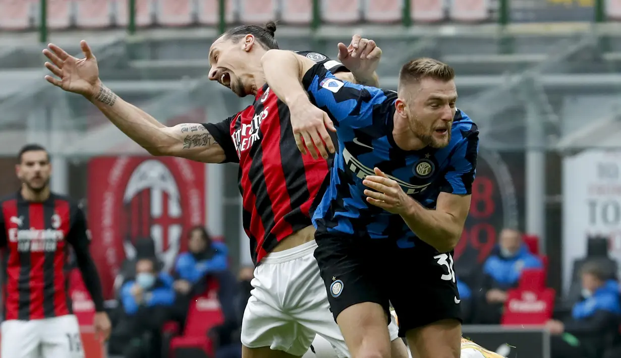 Striker AC Milan, Zlatan Ibrahimovic (kiri) berduel udara dengan bek Inter Milan, Milan Skriniar dalam laga lanjutan Liga Italia 2020/21 pekan ke-23 di San Siro Stadium, Minggu (21/2/2021). AC Milan kalah 0-3 dari Inter Milan. (AP/Antonio Calanni)