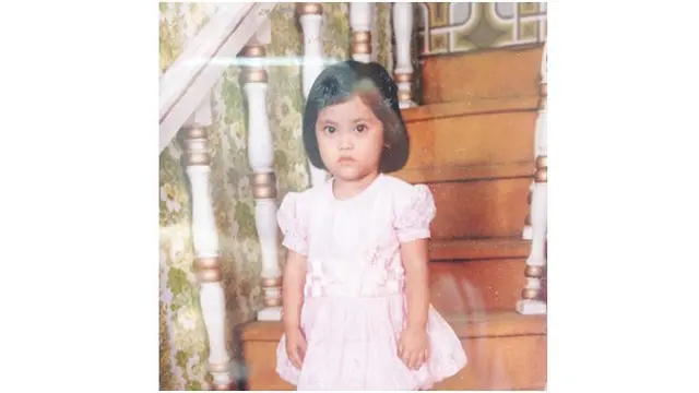 Meski kerap foto tanpa senyum, istri Reza Zachrie ini sudah cantik sedari kecil.