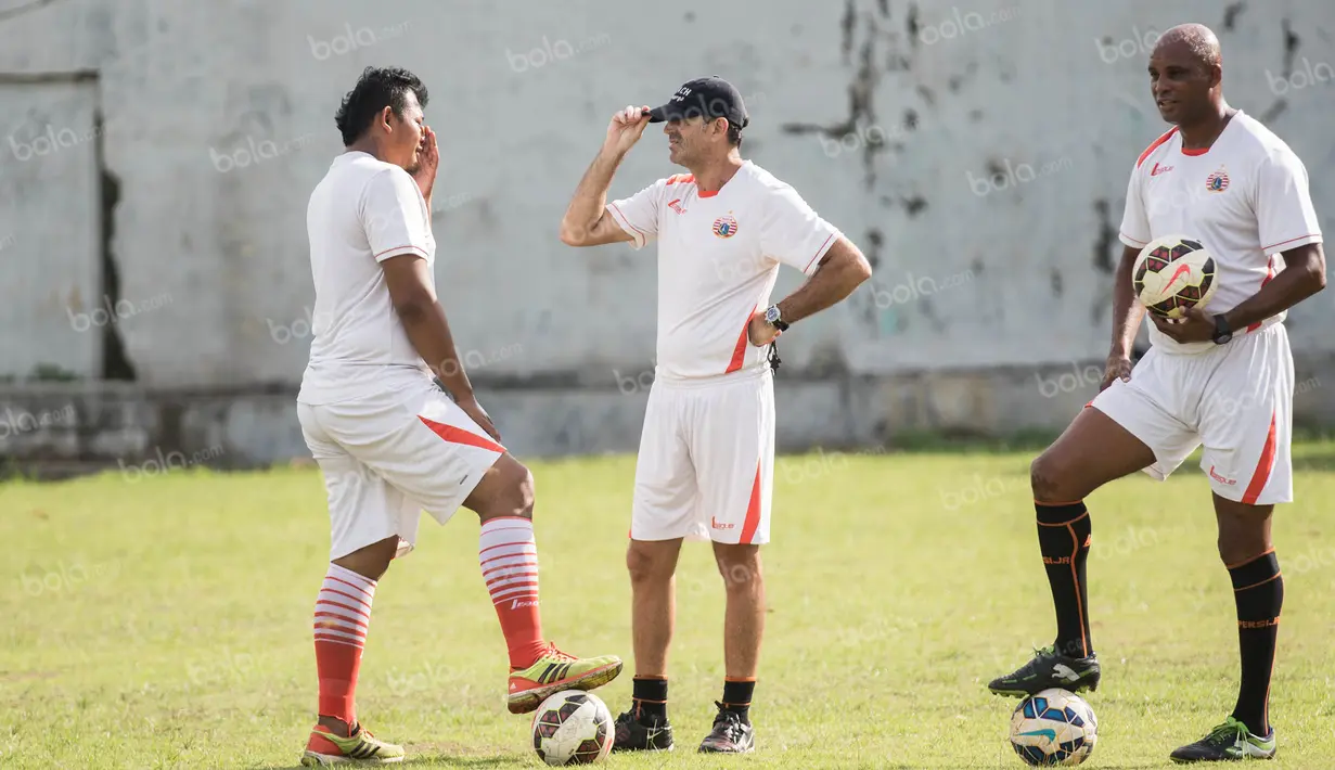 Pelatih Persija Jakarta, Paulo Camargo, berdiskusi dengan asistennya saat latihan di Lapangan Villa 2000 Pamulang, Tangerang Selatan, Jumat (8/4/2016). Latihan ini merupakan persiapan terakhir jelang Trofeo Persija. (Bola.com/Vitalis Yogi Trisna)
