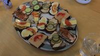 Orang Denmark menyebut roti lapis ini dengan Smorrebrod atau open sandwich, karena tidak ditutupi dengan roti lagi. Hanya ada roti, daging, dan tomat. (Foto: Aditya Eka Prawira/Liputan6.com)