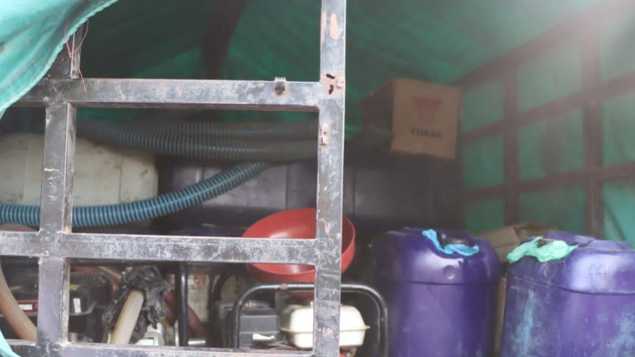 Lalu, satu unit mobil L300 warna hitam nopol BG 8914 FQ, 10 buah tandon berisi BBM, dan empat botol kaleng berisi campuran minyak. Ada juga empat drum plastik hijau kosong, satu buah pompa air beserta selang, dan zat pewarna yang digunakan untuk mewarnai 