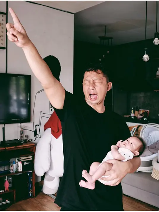 Berbeda dengan kebanyakan anak memanggil ayahnya dengan sebutan ayah atau papah. Sedangkan Bjorka memanggil Ringgo Agus Rahman dengan sebutan Dada. Selain ocehan dada, Bjorka juga mulai mengucap mama. (Instagram/ringgoagus)