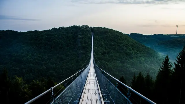 5 Wisatawan Tewas Usai Kabel Jembatan Gantung Populer di China Terputus