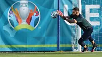 Kiper timnas Italia, Gianluigi Donnarumma mengambil bagian dalam sesi latihan mereka di Acqua Acetosa Sports Center di Roma, Selasa (15/6/2021). Timnas Italia akan meladeni Swiss di Stadio Olimpico, Roma di laga kedua Grup A Euro 2020 pada Kamis, 17 Juni 2021 dini hari WIB. (ANDREAS SOLARO / AFP)